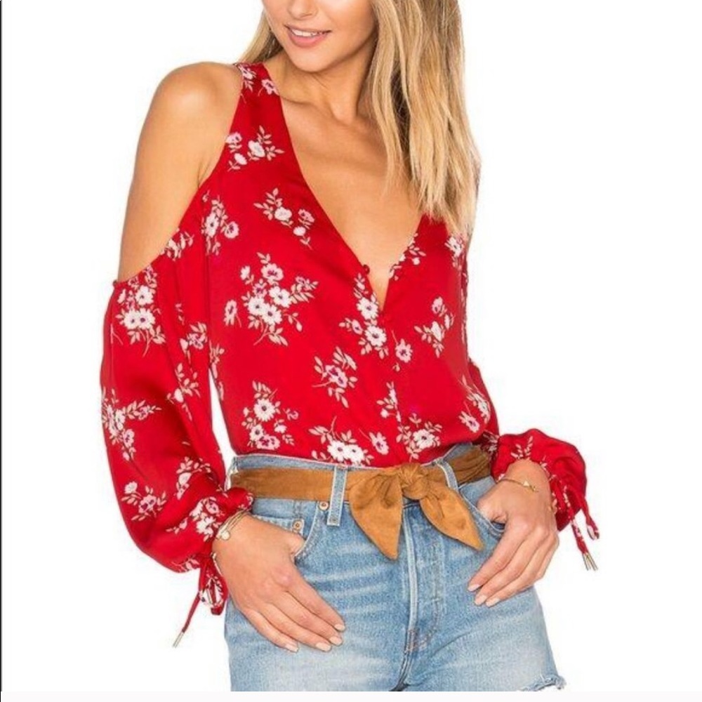 L’Academie V-Neck shoulder top in red floral